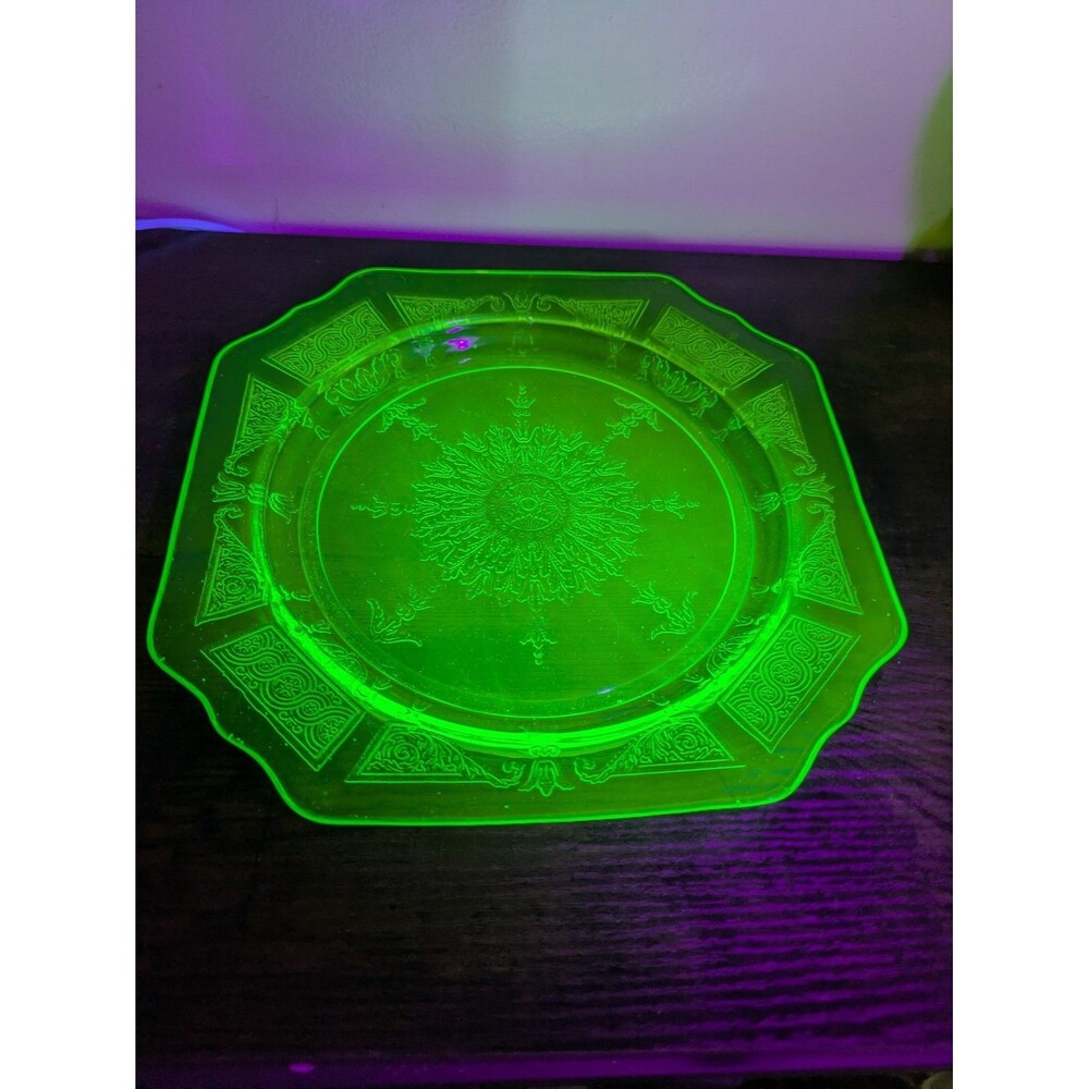 Anchor Hocking Princess Green  Plate 8" - Uranium Glass GLOWS No Chips 1930s VTG